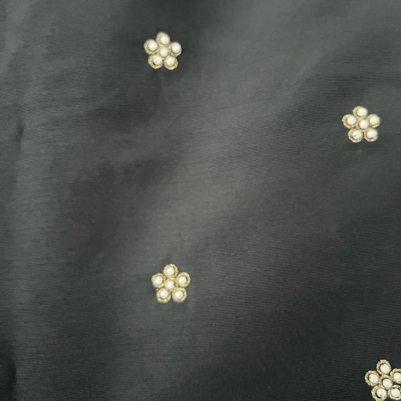 Elegant Black Skirt with Floral Embellishments - Picture 3 of 11